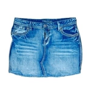 Maurices womens dark light wash distressed Flora stretch mini jean skirt 6 EUC